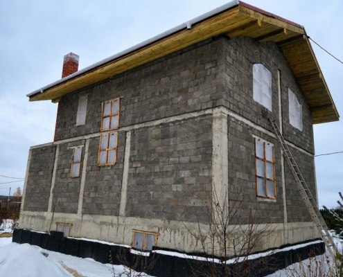 Фасад с панорамными окнами дома с бассейном в Долгопрудном