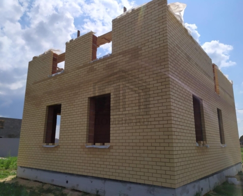 Фронтон дома дома с облицовкой кирпичом в Чехове