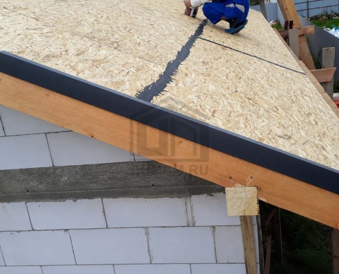 Пароизоляция крыши дома из газоблока в Лобне