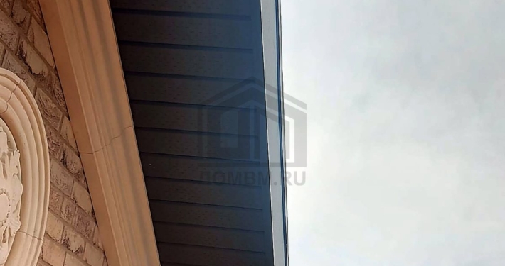 Подшивка карниза кровли дома в английском стиле площадью 321 м2 в Потапово