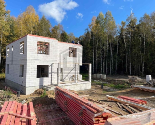 Угловой ракурс коробки дома жилого дома в Щелково