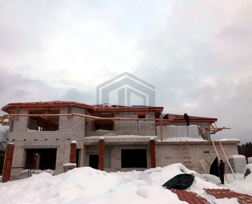 Дом в процессе строительства зимой дома 660 м2 в Сергиево-Посадском районе