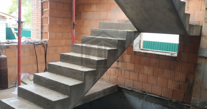 Кирпичные колонны фасада дома с облицовкой баварской кладкой