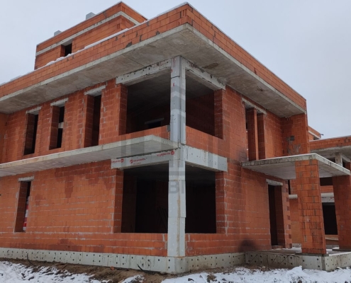 Фасад дома с террасой двухэтажного дома с плоской крышей в Химках