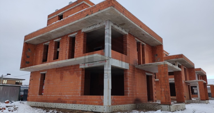 Фасад дома с террасой двухэтажного дома с плоской крышей в Химках