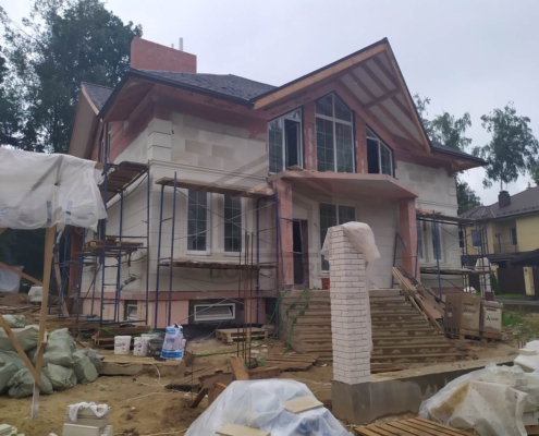 18-otdelka-fasada-dom-keramoblok-cokolnyy-etazh Отделка фасада дома из керамоблоков с цокольным этажом