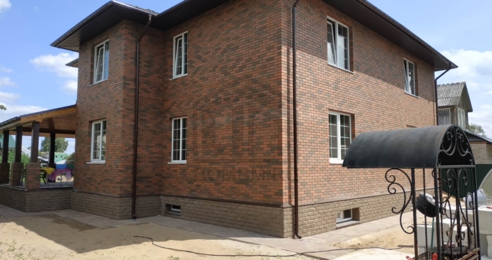 Угловой ракурс коробки дома дома с облицовкой баварской кладкой