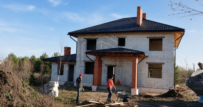 Главный фасад дома дома из газосиликатных блоков в Жуковском