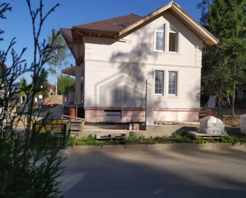 19-gotovyy-fasad-dom-keramoblok-cokolnyy-etazh Готовый фасад дома дома из керамоблоков с цокольным этажом