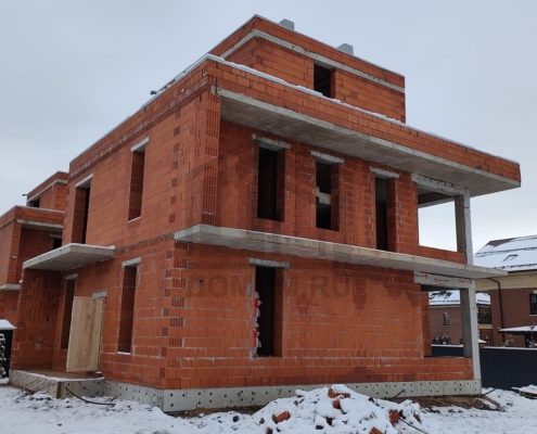 Угловой вид построенного дома двухэтажного дома с плоской крышей в Химках