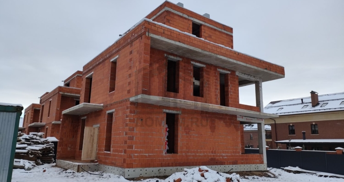 Угловой вид построенного дома двухэтажного дома с плоской крышей в Химках