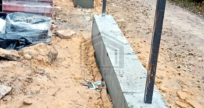 Фундамент ограждения участка дома с гаражом на два автомобиля площадью 228 м2