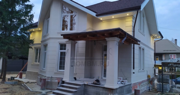 20-gotovyy-dom-s-podsvetkoy-dom-keramoblok-cokolnyy-etazh Готовый дом с фасадной подсветкой дома из керамоблоков с цокольным этажом