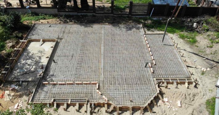 Армирование монолитной плиты фундамента коттеджа из газобетона в Балашихе