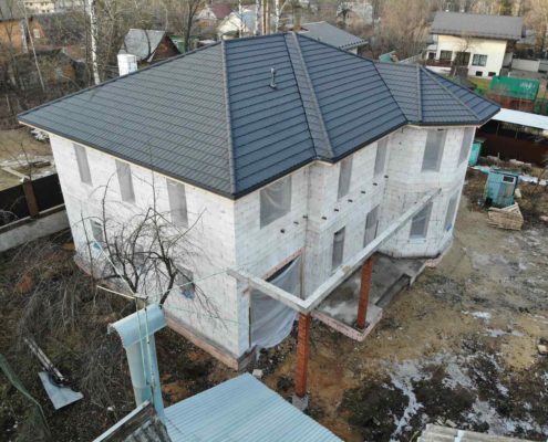 Двухэтажный коттедж из газобетона с завершённой кровлей, Балашиха, аэросъёмка