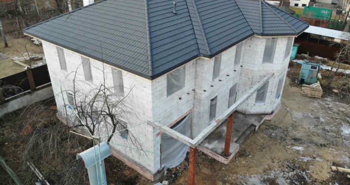 Двухэтажный коттедж из газобетона с завершённой кровлей, Балашиха, аэросъёмка